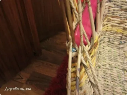 Плетене крісло з газет