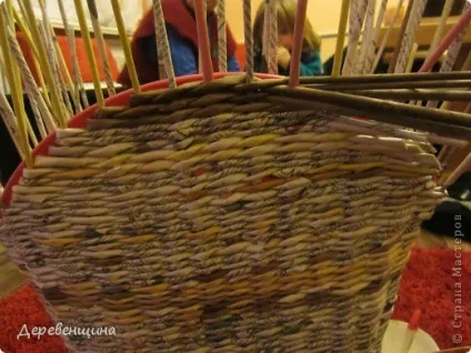Плетене крісло з газет