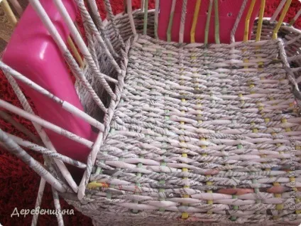 Плетене крісло з газет