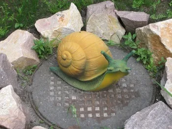 Як найкраще замаскувати люк у дворі