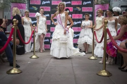 Показ дизайнерських весільних суконь з туалетного паперу, умкра (10th annual toilet paper wedding dress contest) Показ дизайнерських весільних суконь з туалетного паперу, умкра