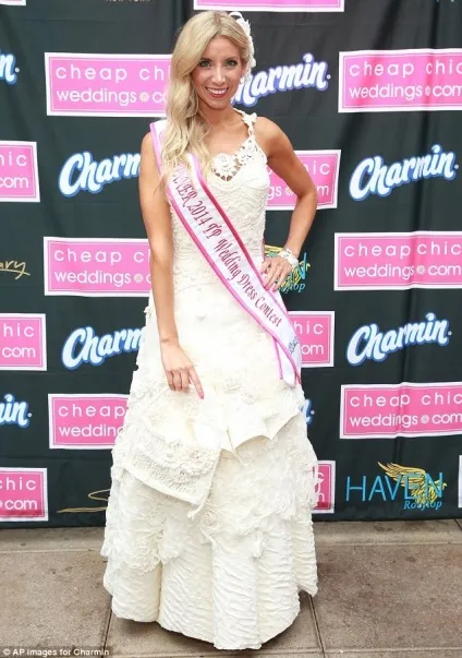 Показ дизайнерських весільних суконь з туалетного паперу, умкра (10th annual toilet paper wedding dress contest) Показ дизайнерських весільних суконь з туалетного паперу, умкра