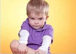 Дитина чіпає свої органи, бебіклад (Дитина чіпає свої) Дитина чіпає свої органи, бебіклад