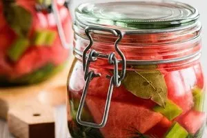 Рецепти і секрети швидкого маринування та заготовки на зиму маринованих кавунів (маринований солоний кавун рецепт маринування) Рецепти і секрети швидкого маринування та заготовки на зиму маринованих кавунів