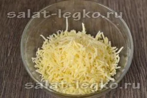 Салат - Рафаелло, рецепт з куркою, грибами і морквою по корейськи (сир) Салат - Рафаелло, рецепт з куркою, грибами і морквою по корейськи