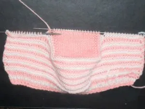 Шапочка в'язана спицями для новонароджених з фото і описом (новонароджених) Шапочка в'язана спицями для новонароджених з фото і описом