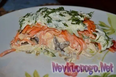 Листковий салат з куркою, грибами, огірків, і корейської моркви - покрокове приготування (грибами) Листковий салат з куркою, грибами, огірків, і корейської моркви - покрокове приготування