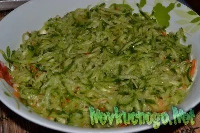 Листковий салат з куркою, грибами, огірків, і корейської моркви - покрокове приготування (листковий салат з куркою і грибами) Листковий салат з куркою, грибами, огірків, і корейської моркви - покрокове приготування