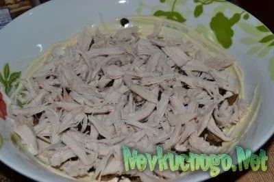 Листковий салат з куркою, грибами, огірків, і корейської моркви - покрокове приготування (салат) Листковий салат з куркою, грибами, огірків, і корейської моркви - покрокове приготування