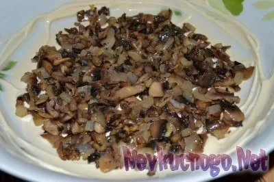 Листковий салат з куркою, грибами, огірків, і корейської моркви - покрокове приготування (салат) Листковий салат з куркою, грибами, огірків, і корейської моркви - покрокове приготування