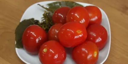 Скільки калорій в помідорі свіжому з сіллю або маринованому, а також з огірком (більше калорій грам) Скільки калорій в помідорі свіжому з сіллю або маринованому, а також з огірком