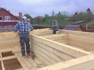 Зруб будинку з бруса порівняння цін і як побудувати недорого або замовити
