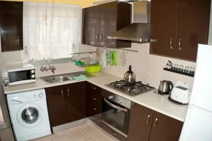 Пральна машина вбудована в дизайні маленької кухні, установка, підключення та розміщення під (пральна) Пральна машина вбудована в дизайні маленької кухні, установка, підключення та розміщення під