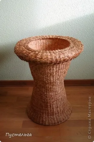 Столик плетений з газет