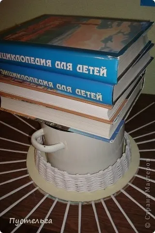 Столик плетений з газет