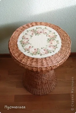 Столик плетений з газет