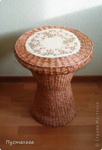 Столик плетений з газет