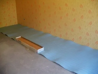 Як покласти підкладку під лінолеум самостійно
