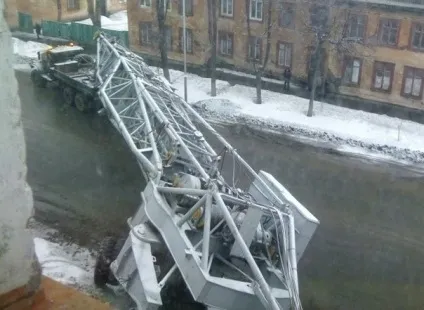 Як пересувається по місту підйомний кран його розбирають для проїзду (підйомний кран) Як пересувається по місту підйомний кран його розбирають для проїзду