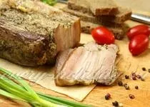 Свиняча лопатка, запечена в духовці у фользі