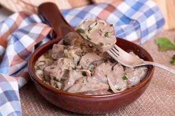 Свинячий язик, тушкований в сметані - рецепт з покроковими фото (що приготувати на обід і вечеря) Свинячий язик, тушкований в сметані - рецепт з покроковими фото