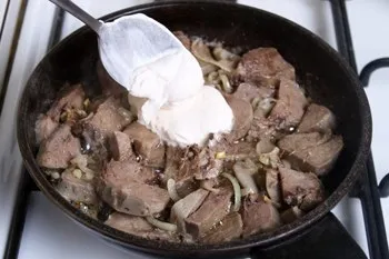 Свинячий язик, тушкований в сметані - рецепт з покроковими фото (мова) Свинячий язик, тушкований в сметані - рецепт з покроковими фото
