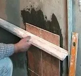 Укладання плитки на стіну по мобільним маяках