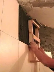 Укладання плитки на стіну по мобільним маяках