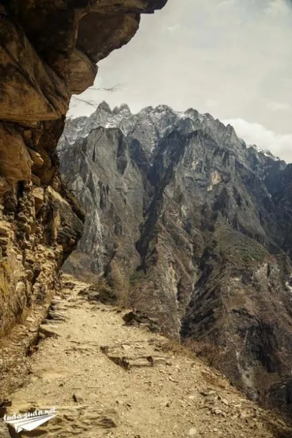 Ущелина стрибаючого тигра-неймовірний трек! (Tiger Leaping Gorge) Ущелина стрибаючого тигра-неймовірний трек!
