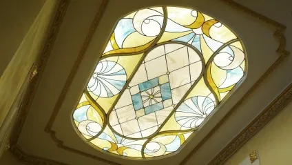 Вітражі в класичному або сучасному інтер'єрі будинку або квартири, гарне оформлення і