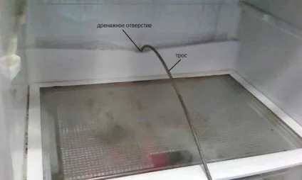 Вода в холодильнику скупчується під ящиками, чому