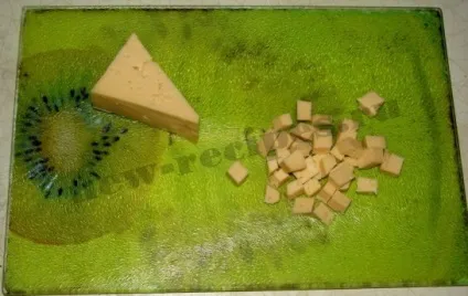 Смачний салат з базиліком, помідорами і сиром (базиліком) Смачний салат з базиліком, помідорами і сиром