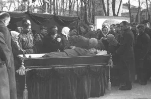 Навіщо цілувати небіжчика в лоб світ відповідей (небіжчика) Навіщо цілувати небіжчика в лоб світ відповідей