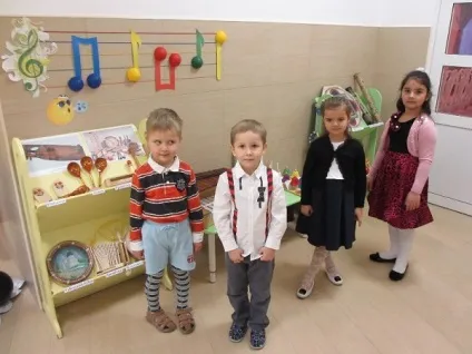 Замок дитинства - який він дитина в дитячому садку (дитячому) Замок дитинства - який він дитина в дитячому садку