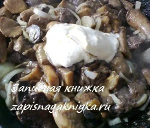 Смажені гриби з цибулею і сметаною
