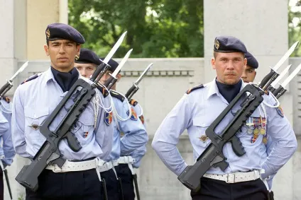Берети в елітних військах, si vis pacem, para bellum! (Червоний берет) Берети в елітних військах, si vis pacem, para bellum!