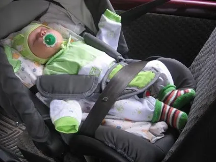 Автолюлька або автокрісло що безпечніше для новонародженого (штатними ременями безпеки) Автолюлька або автокрісло що безпечніше для новонародженого