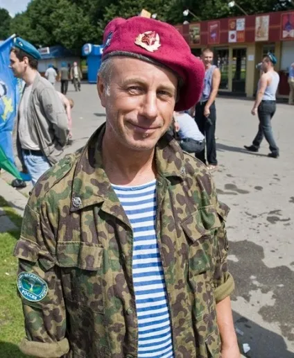 Берети в елітних військах, si vis pacem, para bellum! (Червоний берет) Берети в елітних військах, si vis pacem, para bellum!