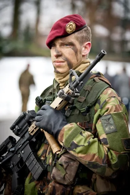 Берети в елітних військах, si vis pacem, para bellum! (Чорний берет) Берети в елітних військах, si vis pacem, para bellum!