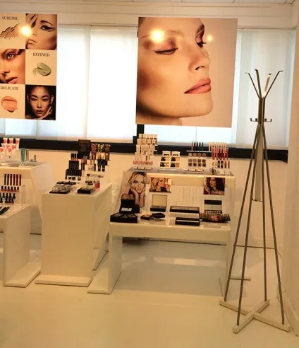 Де народжується макіяж з л етуаль на завод intecos, beauty insider (beauty) Де народжується макіяж з л етуаль на завод intecos, beauty insider