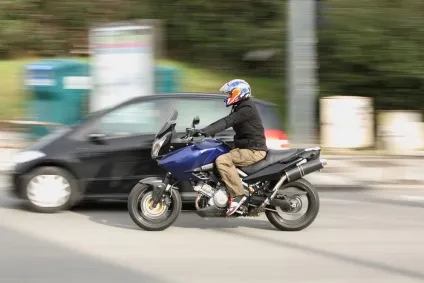 Як безпечно їздити на мотоциклі - між рядами і швидше за інших (мото) Як безпечно їздити на мотоциклі - між рядами і швидше за інших