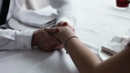 Як ви тримаєтеся за руки це багато розповість про ваші стосунки
