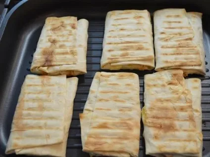 Конвертики з лаваша з куркою - покроковий рецепт з фото на (кулінарія) Конвертики з лаваша з куркою - покроковий рецепт з фото на