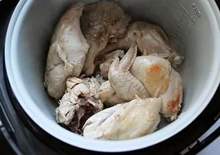 Курка, тушкована в сметані (в мультиварці і на плиті), приготуй, сподобається! (Додати цибулі борошно) Курка, тушкована в сметані (в мультиварці і на плиті), приготуй, сподобається!