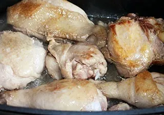 Курка, тушкована в сметані (в мультиварці і на плиті), приготуй, сподобається! (Сподобається) Курка, тушкована в сметані (в мультиварці і на плиті), приготуй, сподобається!