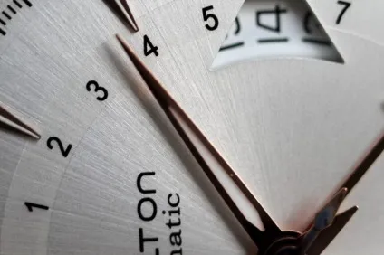 Огляд годин hamilton - доступна класика з gmt (огляд годин hamilton доступна класика gmt h325850 фото макро циферблат механізм) Огляд годин hamilton - доступна класика з gmt