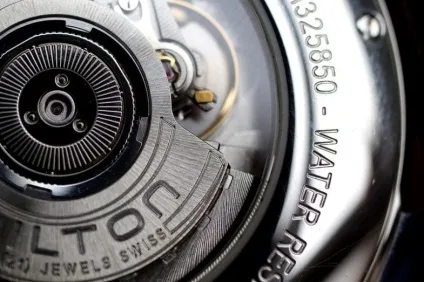 Огляд годин hamilton - доступна класика з gmt (огляд годин hamilton доступна класика gmt h325850 фото макро циферблат механізм) Огляд годин hamilton - доступна класика з gmt