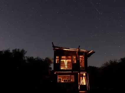 Незвичайні будинки світу серед дикої природи 20 фото