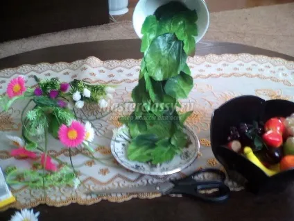 Ширяюча гуртка з фруктів і квітів