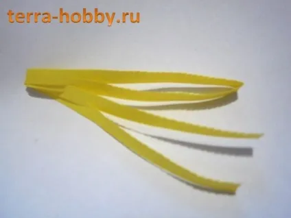 Листівка мімоза в техніці квіллінг на 8 березня (техніці) Листівка мімоза в техніці квіллінг на 8 березня